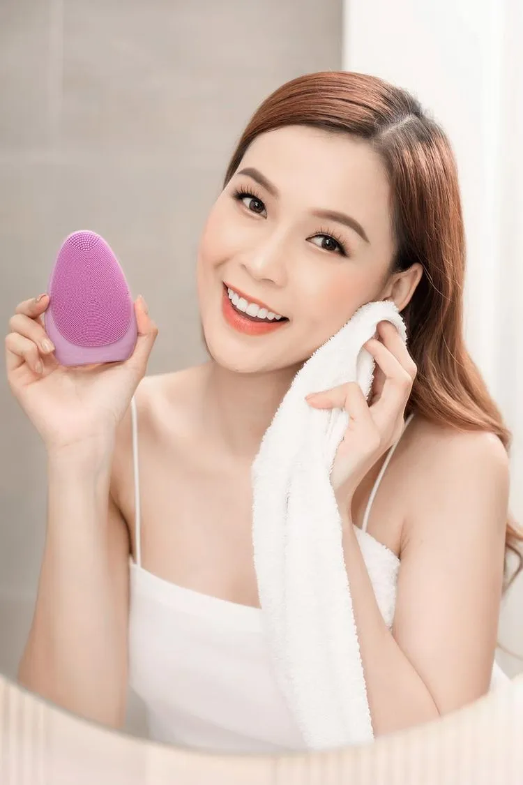 Máy rửa mặt Emmié Premium Facial Cleansing Brush giúp loại bỏ bã nhờn