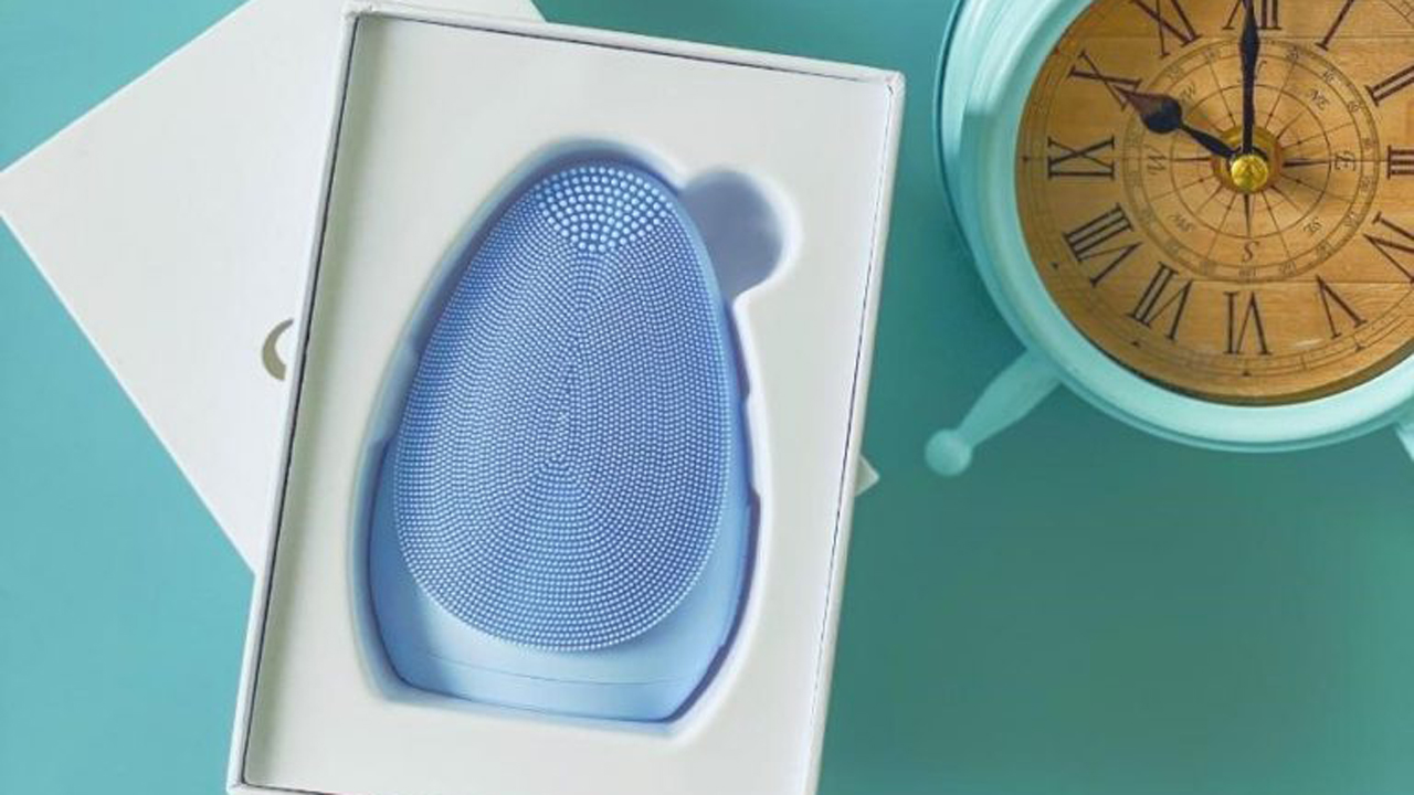 Máy rửa mặt Emmié Premium Facial Cleansing Brush thiết kế thông minh